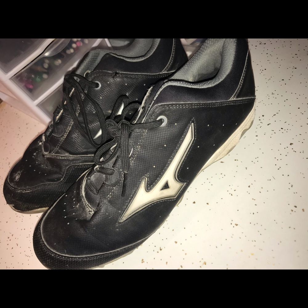 Mizuno women’s softball molded cleats
